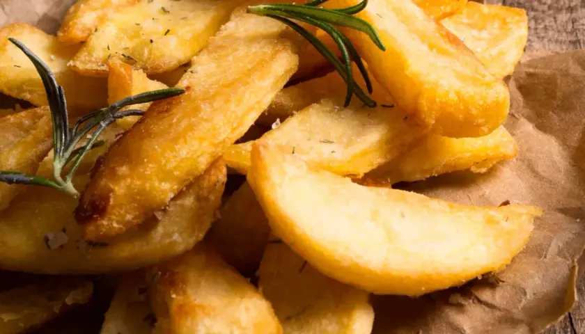 Patatas gajo doradas y crujientes, con romero fresco y sal marina. Un placer para la vista y el paladar.