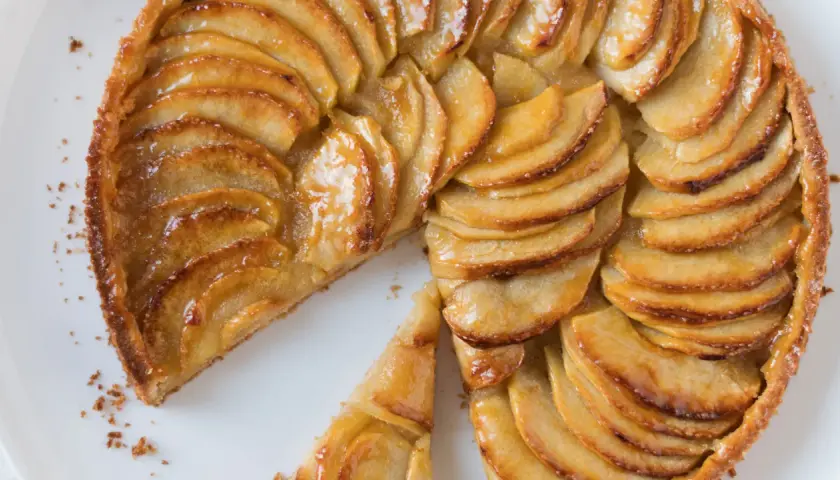 Tarta de manzana dorada y brillante, lista para servir. Una deliciosa receta tarta de manzana que invita a probarla.