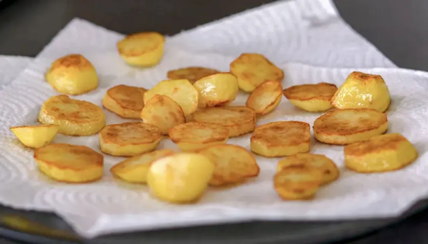 Patatas al horno listas para disfrutar. El tiempo perfecto de cocción las deja doradas y crujientes.
