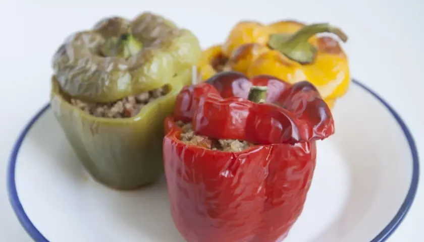 Pimientos rellenos de carne y arroz, horneados hasta quedar tiernos. Un plato casero y delicioso.
