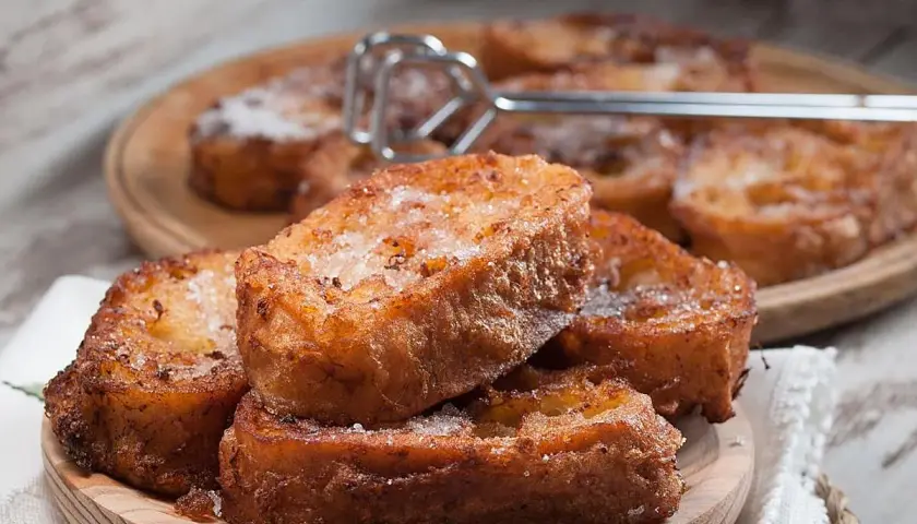 Torrijas caseras, doradas y espolvoreadas con azúcar. Una deliciosa receta tradicional.