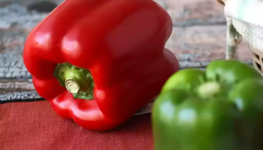 Pimientos asados al horno, un rojo vibrante y un verde fresco listos para deleitar.