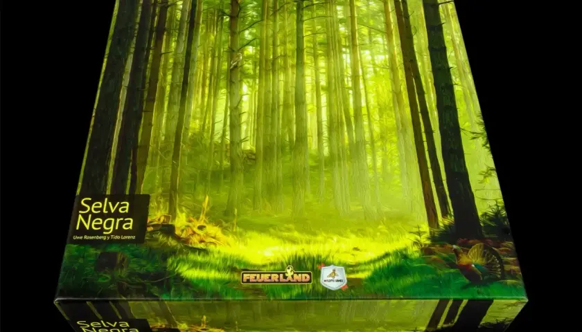 Una caja de juego con arte de bosque denso y soleado, titulada "Selva Negra". Un pavo real se asoma entre la hierba.