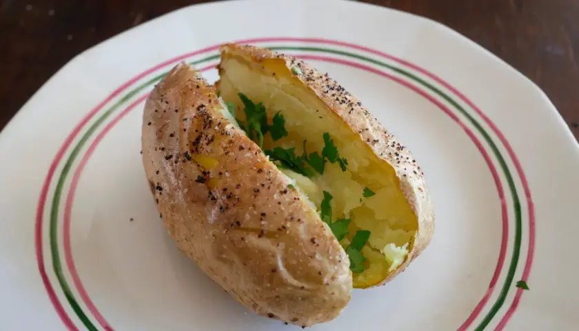 Patatas asadas en freidora de aire, crujientes por fuera y tiernas por dentro, con perejil fresco.