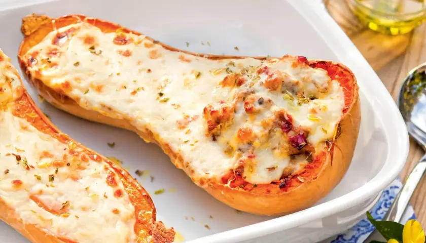 Calabaza asada rellena de carne y queso fundido, una de las mejores recetas con calabaza.