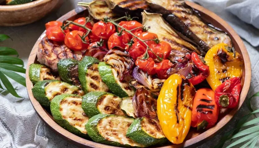 Una colorida parrillada de verduras: calabacines, berenjenas, pimientos y tomates cherry asados a la perfección.