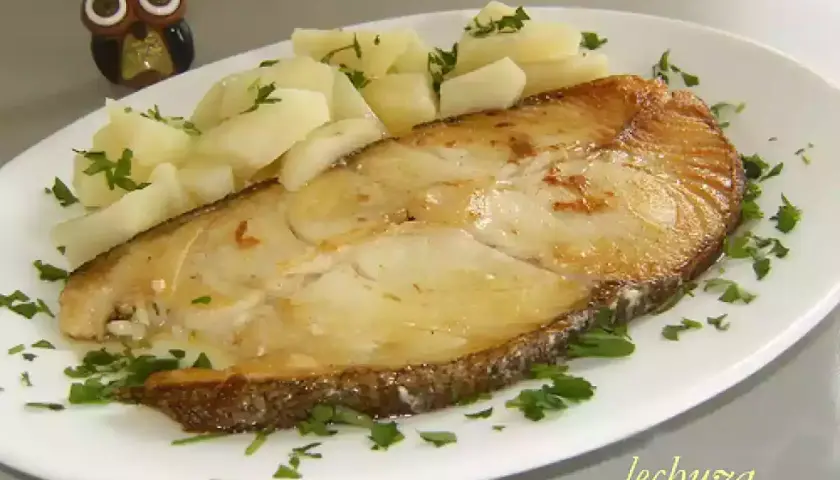 Rodaballo a la plancha jugoso y dorado, acompañado de patatas cocidas y perejil picado. Un plato sencillo y delicioso.