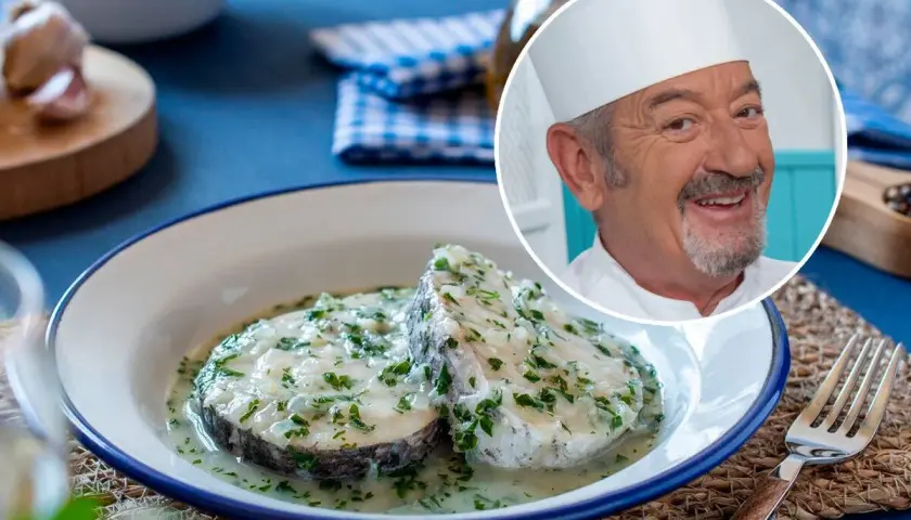 Merluza en salsa verde, un plato tradicional español, servido con un chef sonriente.