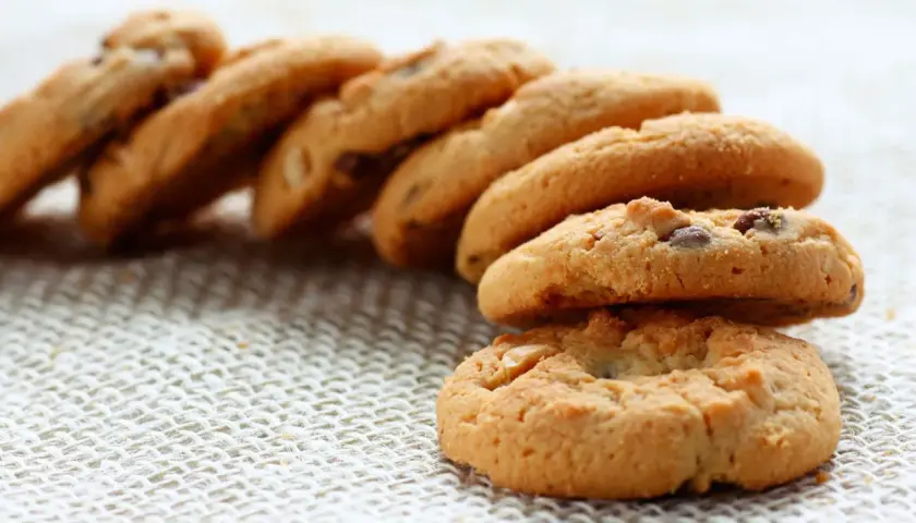 Galletas caseras con chispas de chocolate, perfectas para aprender como hacer galletas.