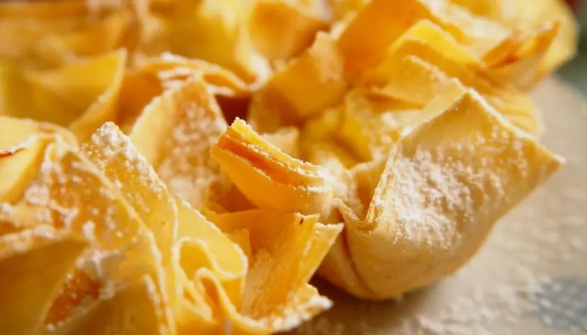 Deliciosos postres con hojaldre, crujientes y espolvoreados con azúcar glas.
