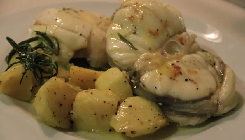 Rape a la plancha jugoso, acompañado de patatas doradas y romero fresco. Un plato sencillo pero delicioso.
