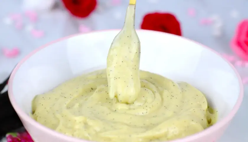 Crema pastelera casera, perfecta para tu próxima receta. Su textura sedosa y puntos de vainilla la hacen irresistible.