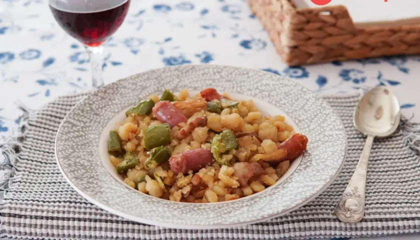 Migas de harina con chorizo y pimientos. La cantidad de agua es clave para su textura.