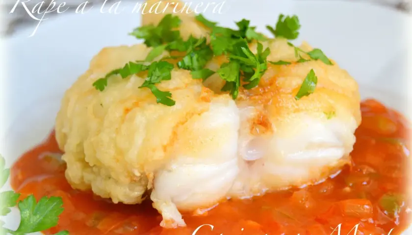 Rape a la marinera, un plato delicioso con pescado rebozado y salsa de tomate.