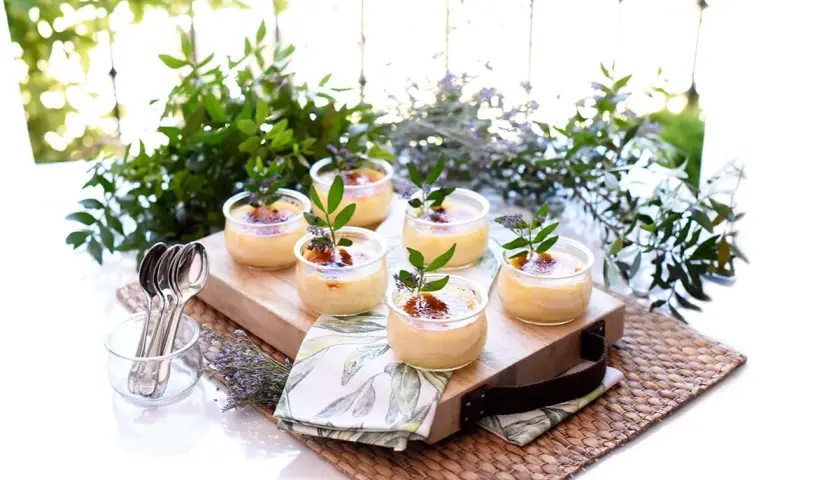 Seis cremas catalanas perfectas, hechas con Thermomix, adornadas con ramitas verdes y lavanda.
