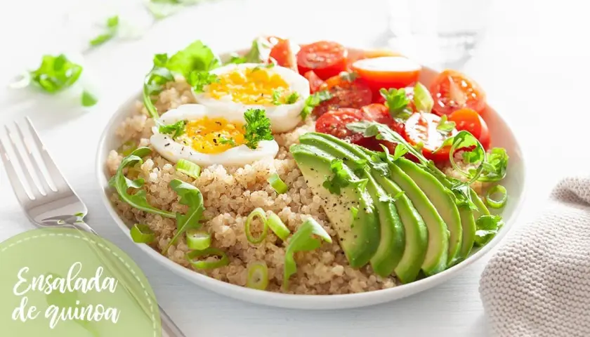Deliciosa ensalada de quinoa con huevo cocido, aguacate en láminas, tomates cherry y cebolleta.