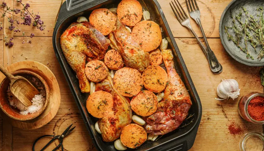 Pollo y boniato asados, listos para hornear. Una de las mejores recetas con boniato para una cena deliciosa.