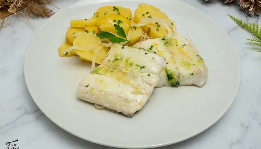 Dos filetes de merluza al horno con patatas y cebolla. Una opción deliciosa para tus recetas de merluza.