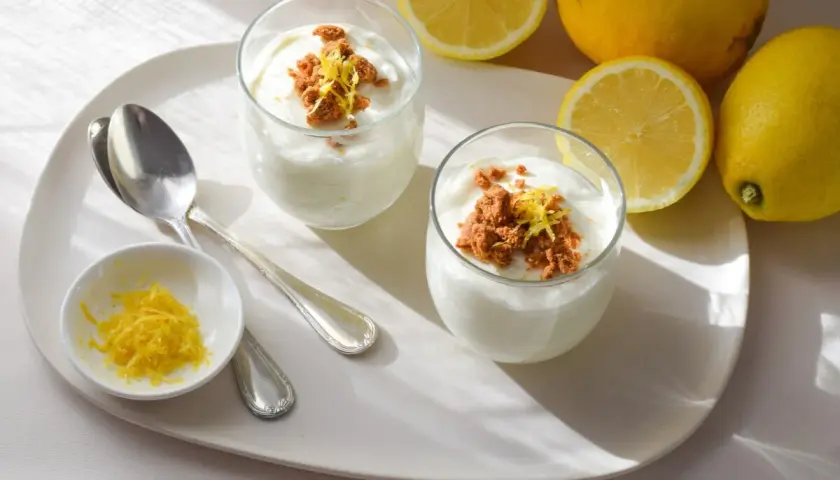 Delicioso mousse de limón con leche condensada, coronado con migas y ralladura de limón fresco.