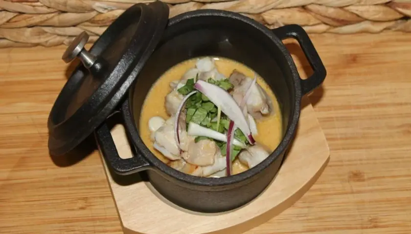 Delicioso ceviche de corvina, fresco y con un toque de cebolla morada y cilantro, servido en una cazuela de hierro fundido.