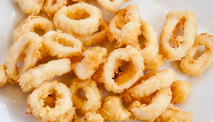 Calamares a la andaluza crujientes y dorados, listos para disfrutar.