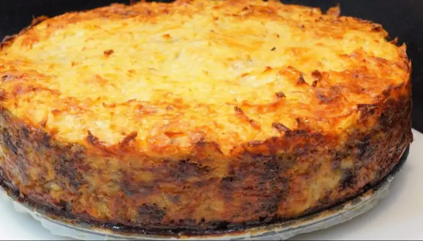 Pastel de carne dorado y crujiente, con una capa superior gratinada y bordes bien horneados. ¡Perfecto para una comida familiar!