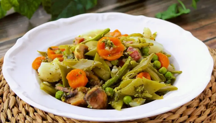 Deliciosa menestra de verduras receta, con judías verdes, zanahoria, guisantes y champiñones, todo aderezado con una salsa verde.