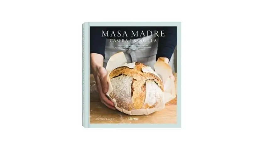 Libro "Masa Madre Casera y Sencilla" con un pan artesanal recién horneado envuelto en papel.