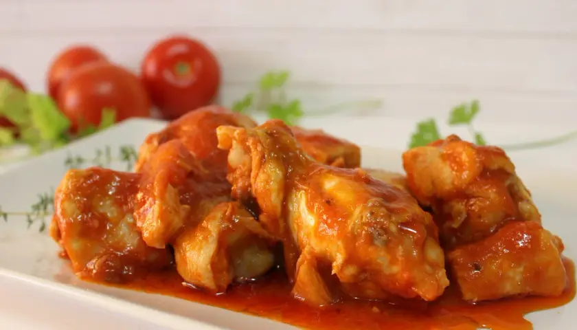 Sabroso pollo con tomate, cocinado a fuego lento hasta que la carne esté tierna y la salsa espesa. ¡Un clásico casero!