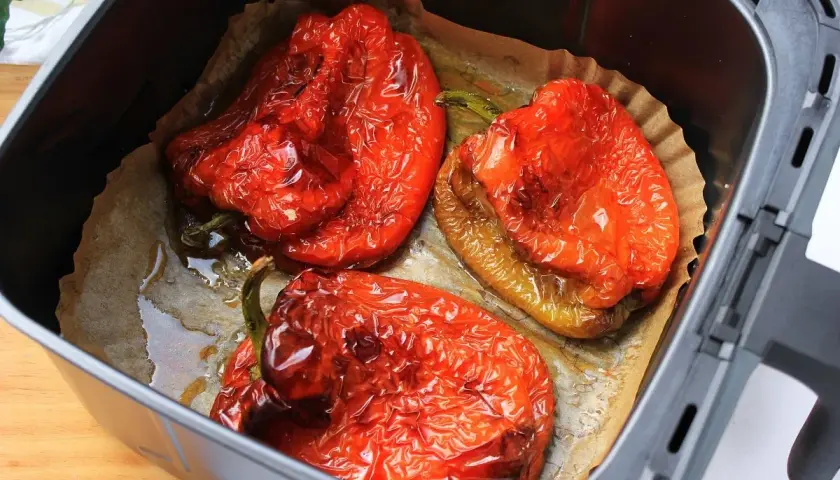 Pimientos asados en freidora de aire, jugosos y listos para disfrutar.