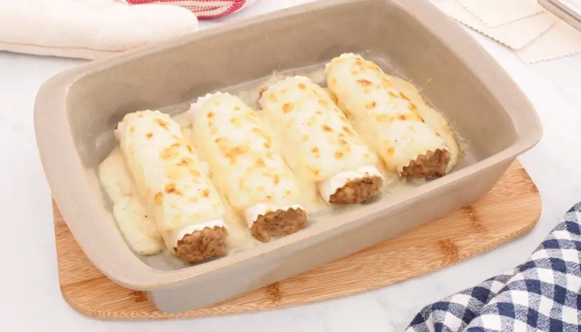 Canelones de carne receta de la abuela, dorados y gratinados en su jugo, listos para disfrutar.