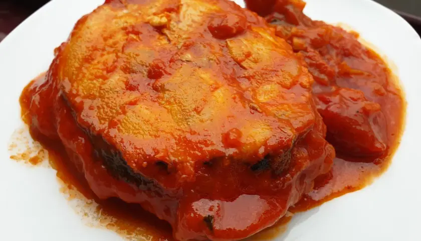 Bonito en salsa de tomate, un plato casero que huele delicioso.
