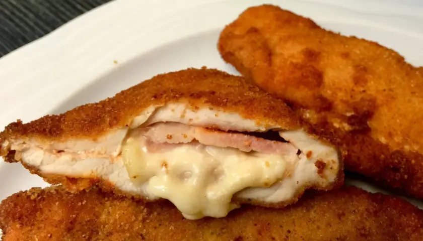 Libritos de lomo de pollo empanados, rellenos de queso fundido y jamón. ¡Un bocado delicioso!