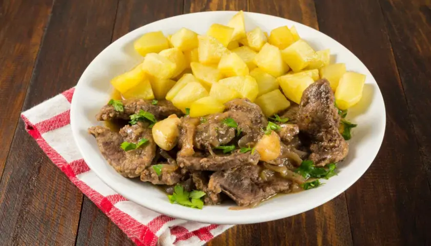 Higaditos de pollo como en los bares, tiernos y jugosos, servidos con patatas fritas doradas. Un plato casero que evoca la nostalgia de las tapas.