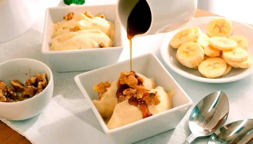 Delicioso helado casero de plátano con nueces y sirope. ¡Una receta fácil para hacer en casa!