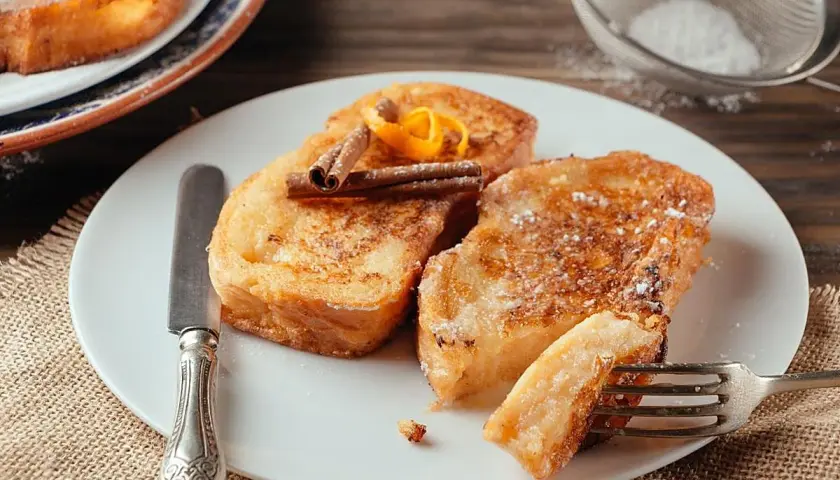 Torrijas caseras, doradas y esponjosas, listas para disfrutar. El pan para torrijas perfecto, con canela y ralladura de naranja.