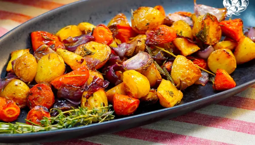 Verduras asadas al horno: patatas, zanahorias y cebolla morada, con hierbas aromáticas. El tiempo y la temperatura perfectos para un plato delicioso.