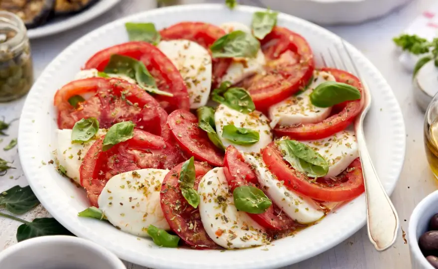 Cómo hacer una ensalada caprese perfecta y sin errores