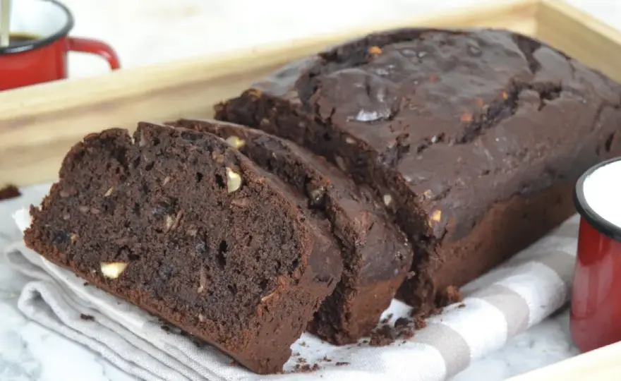 Bizcocho de plátano y chocolate jugoso y fácil