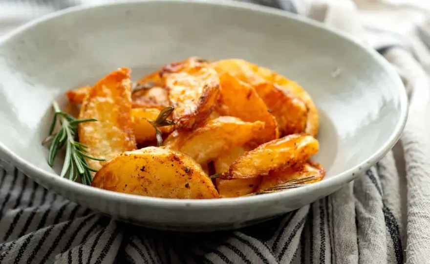 Patatas al horno en rodajas doradas y tiernas, sin errores