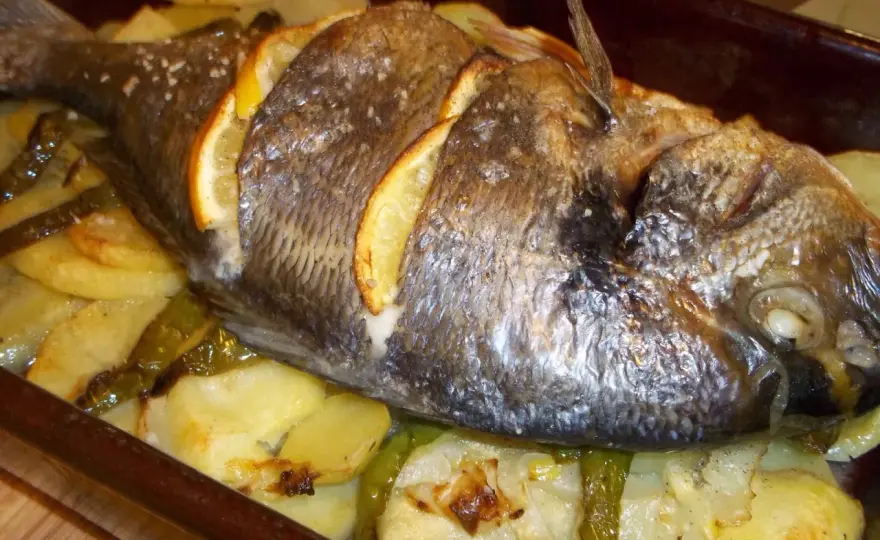 Dorada al horno jugosa con patatas y trucos para acertar