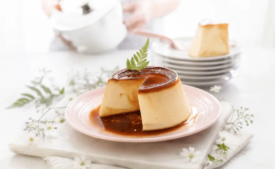Flan de queso cremoso con caramelo y textura sedosa