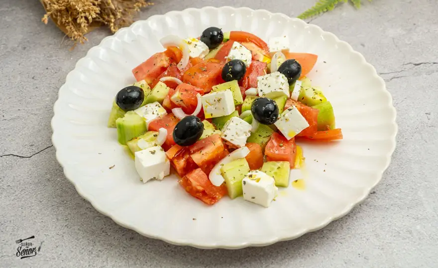 Ensalada griega tradicional para dos - ingredientes y trucos