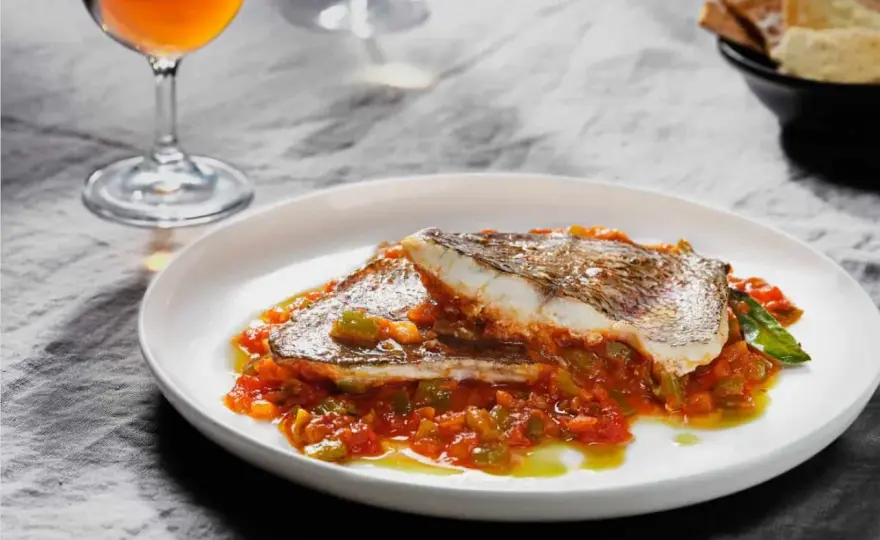 Urta a la roteña, receta gaditana con tomate y pimientos