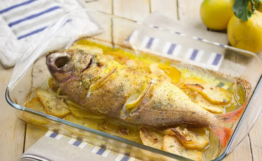 Besugo al horno con patatas y tiempos según el peso