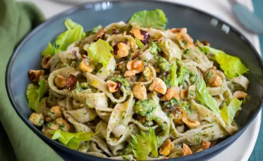 Cómo cocinar apio y aprovecharlo en ensaladas, cremas y sofritos