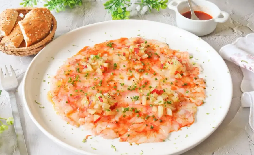 Carpaccio de gamba roja, fino, fresco y bien aliñado