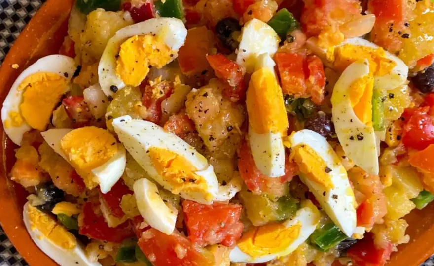 Ensalada campera tradicional con patata, atún y huevo