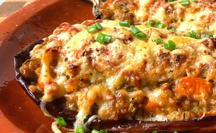 Berenjenas rellenas al horno, jugosas y bien gratinadas