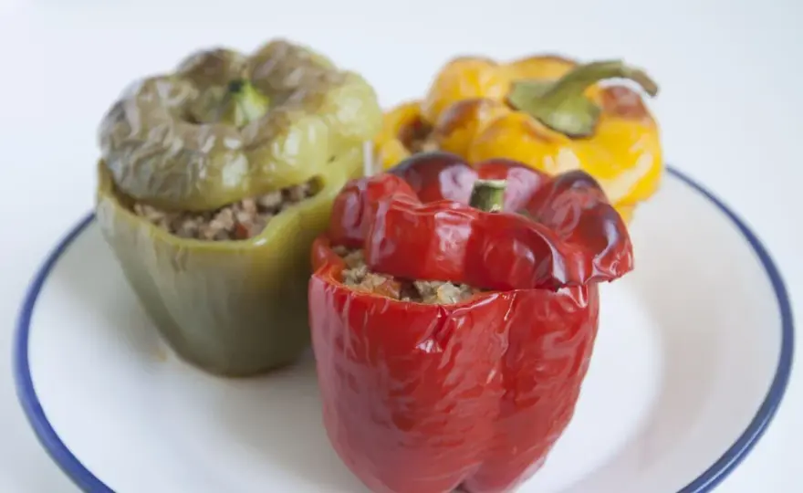 Pimientos rellenos al horno que quedan jugosos y sabrosos